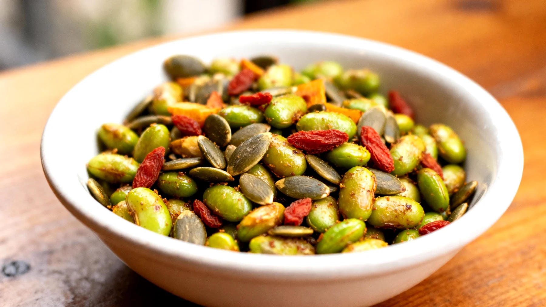 Edamame tostati con semi di zucca e bacche di goji"