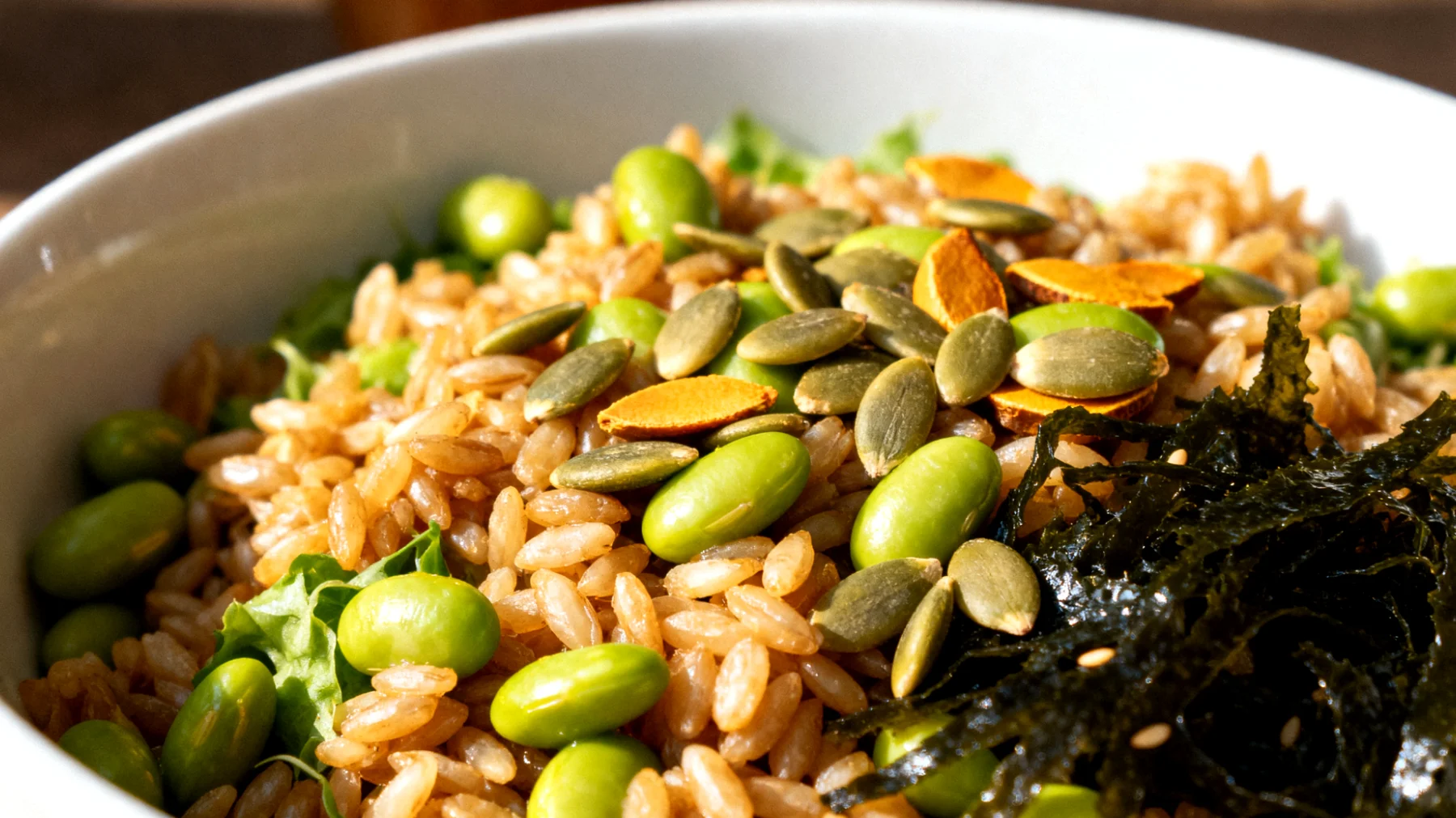 Insalata di farro con edamame, alghe wakame e semi di zucca"