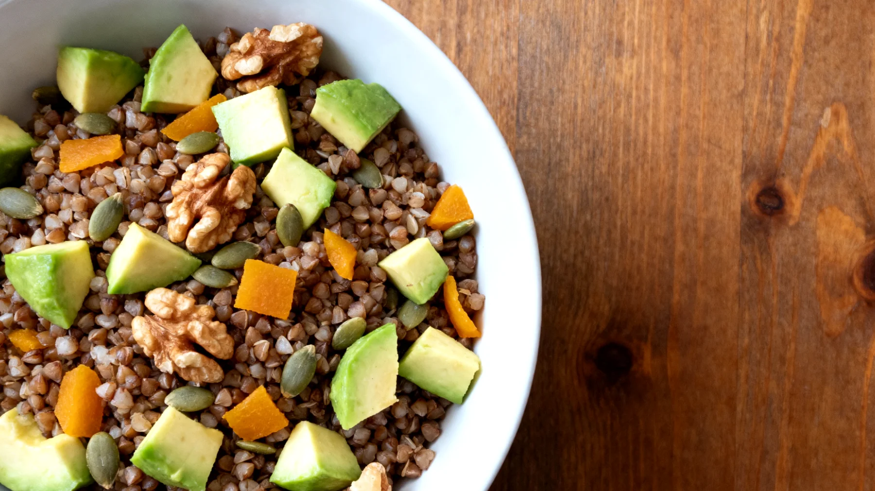 Insalata di grano saraceno con noci, avocado e semi di zucca"