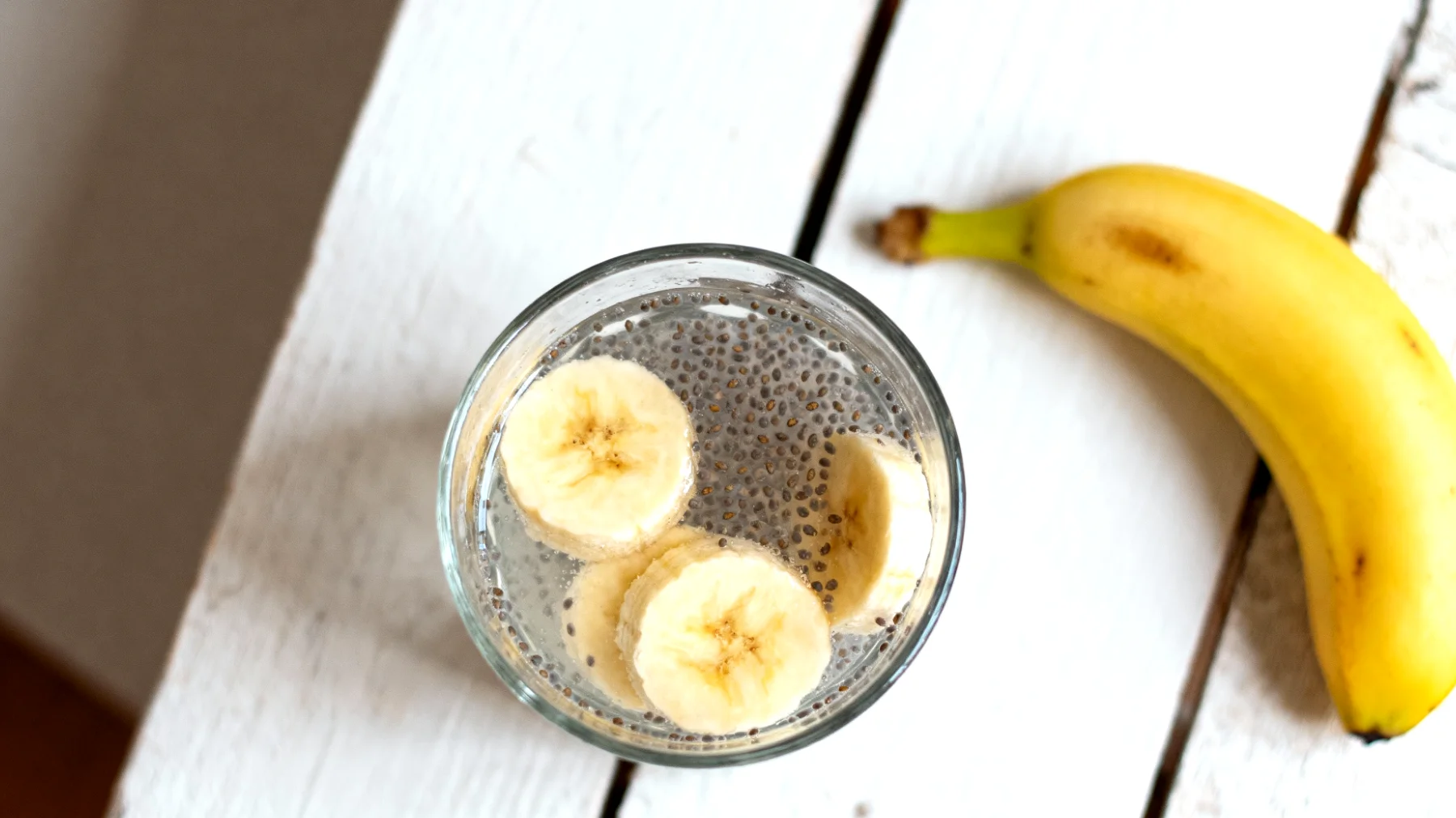 Kefir d'acqua con semi di chia e banana"