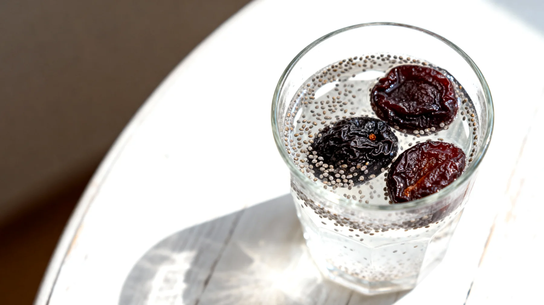 Kefir d'acqua con semi di chia e prugne secche"