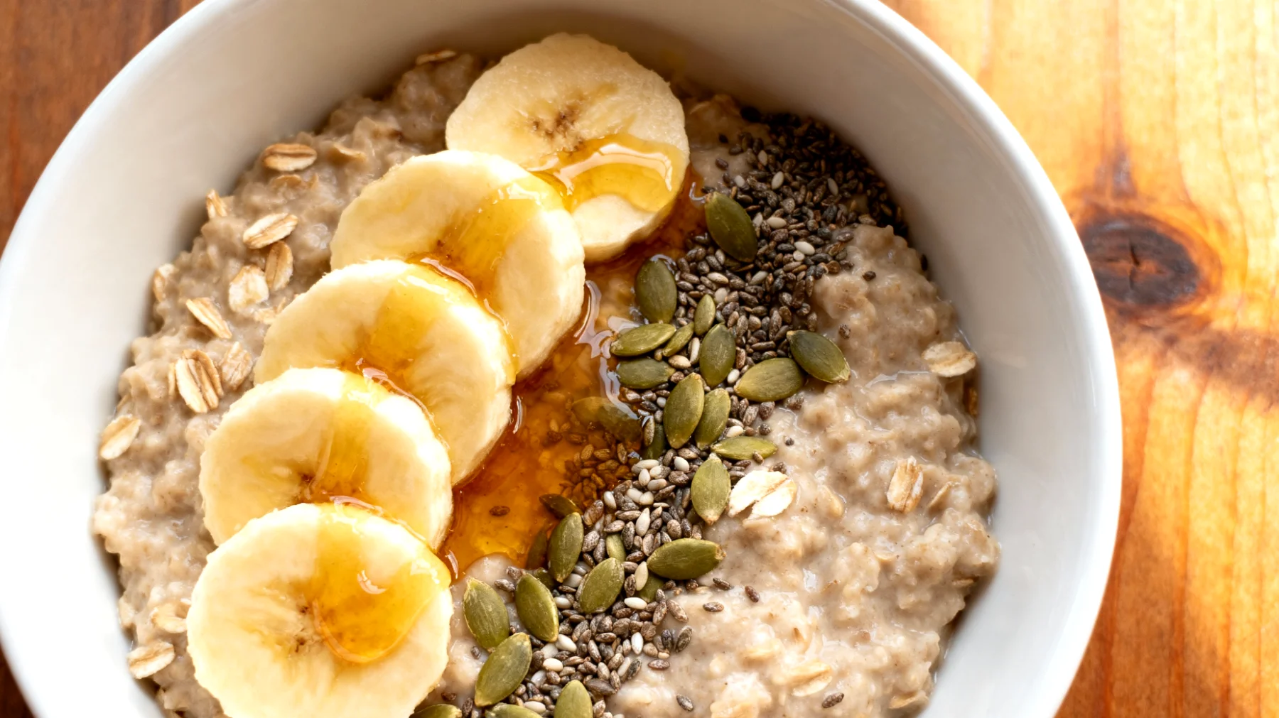 Porridge di avena con semi di canapa e banana"