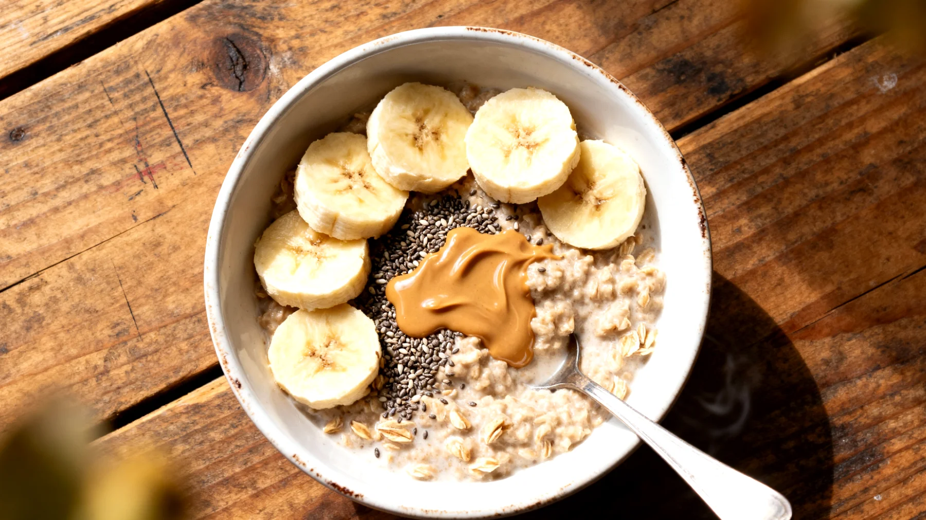 Porridge di avena con semi di chia, banana e burro di mandorle"