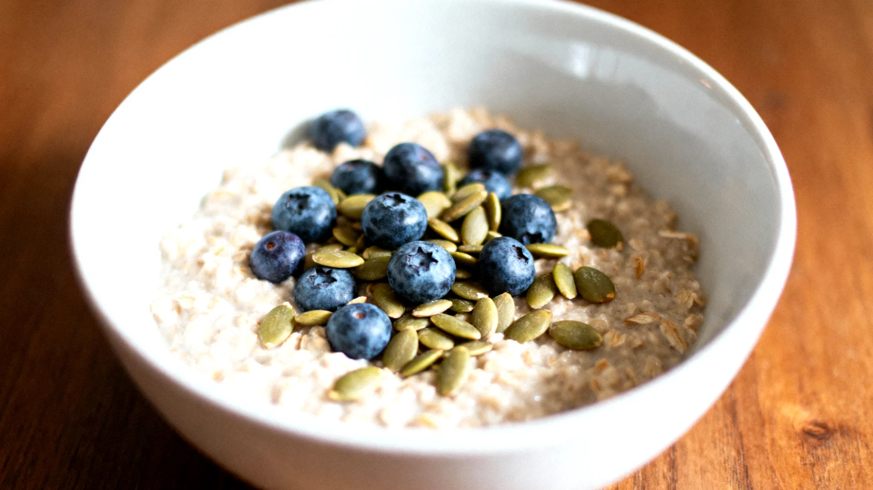 Porridge di avena con semi di zucca e mirtilli"