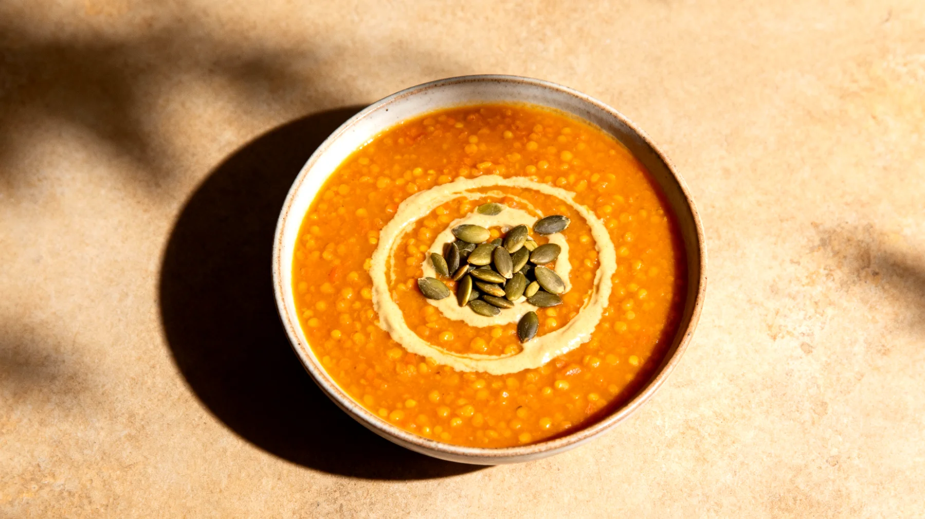 Zuppa di lenticchie rosse con tahini e semi di zucca"