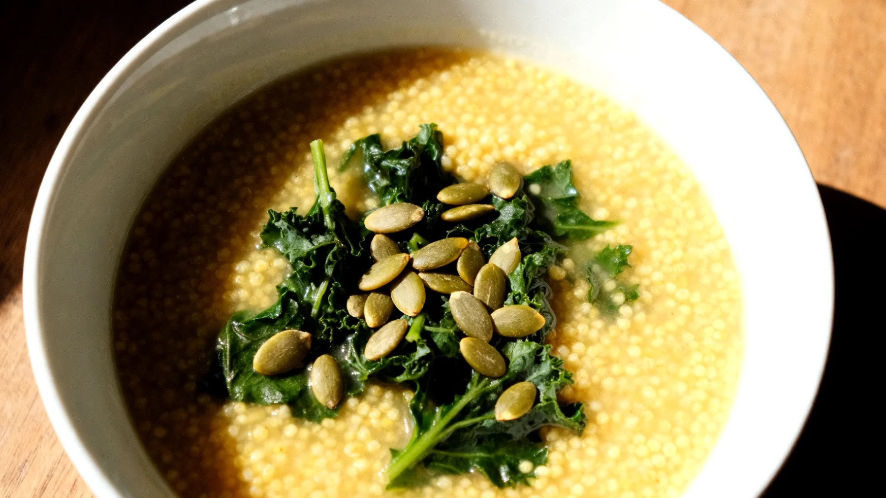 Zuppa di miglio con verdure amare e semi di zucca"