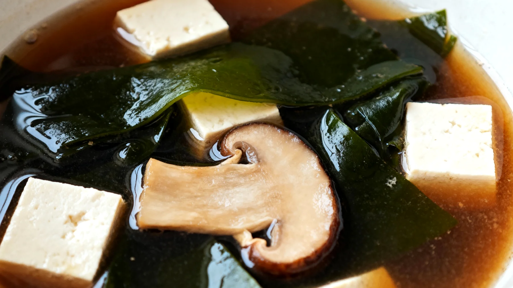 Zuppa di miso con alghe wakame, tofu e funghi shiitake"