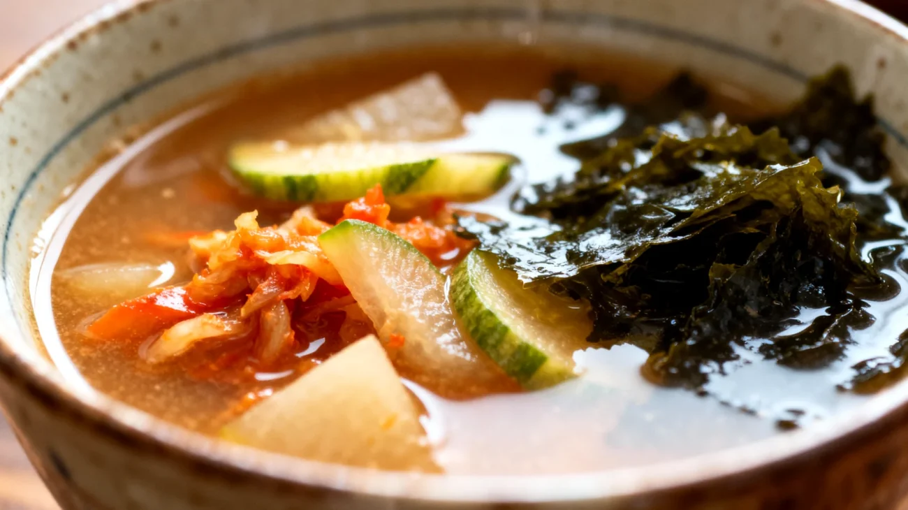 Zuppa di miso con verdure fermentate e alghe wakame"